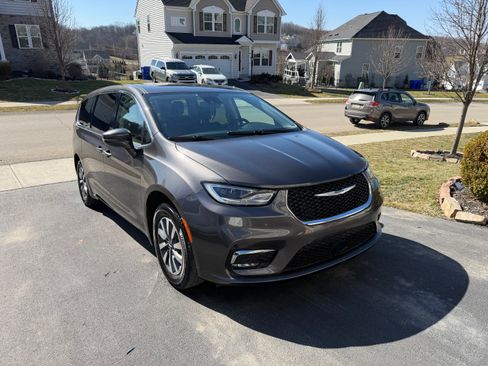 Used 2022 Chrysler Pacifica Touring-L image 1