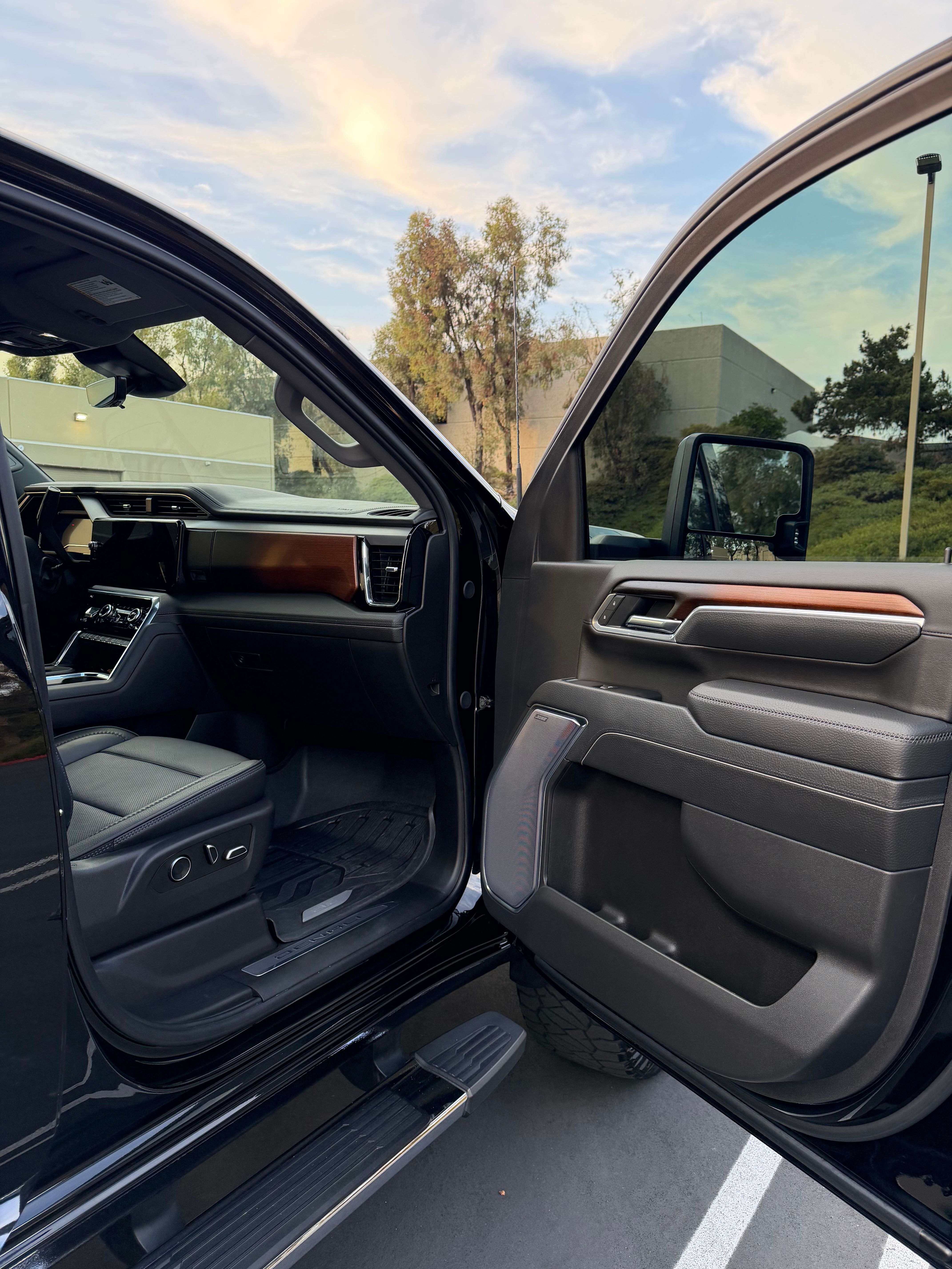 Used 2025 GMC Sierra 2500 Denali w/ Technology Package AWD/4WD image 12