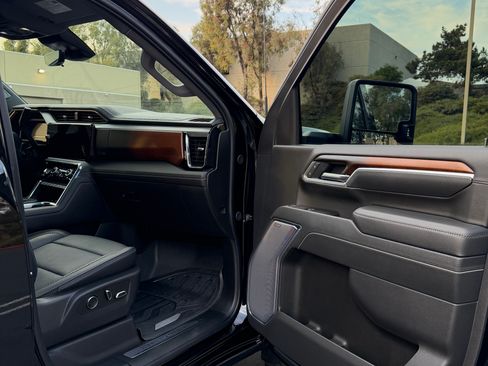 Used 2025 GMC Sierra 2500 Denali w/ Technology Package image 12