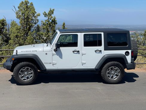 Used 2018 Jeep Wrangler Unlimited Rubicon w/ Connectivity Group AWD/4WD image 4