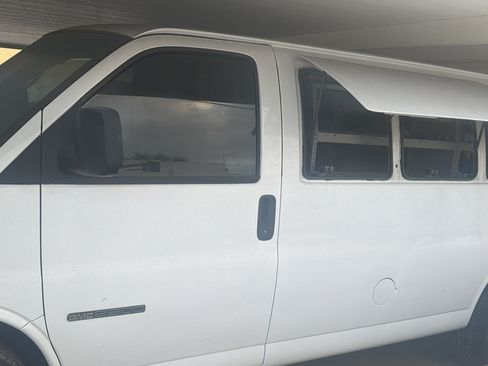 Used 2006 GMC Savana 2500 w/ Savana Pro Plus Package image 1