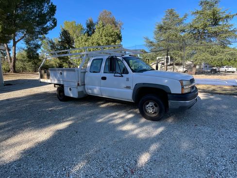 Used 2004 Chevrolet Silverado 3500 161.5 W.B. 4D w/ Heavy-Duty Power Package image 4