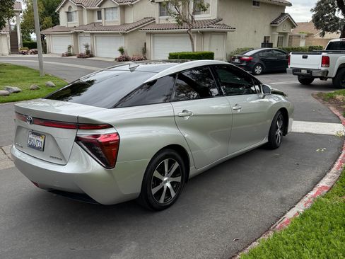 Used 2017 Toyota Mirai FWD image 2