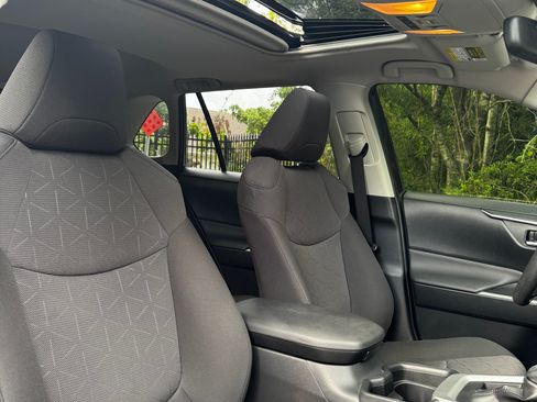Used 2019 Toyota RAV4 XLE FWD image 11