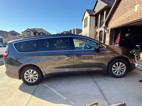 Used 2017 Chrysler Pacifica Touring w/ Tire & Wheel Group image 2