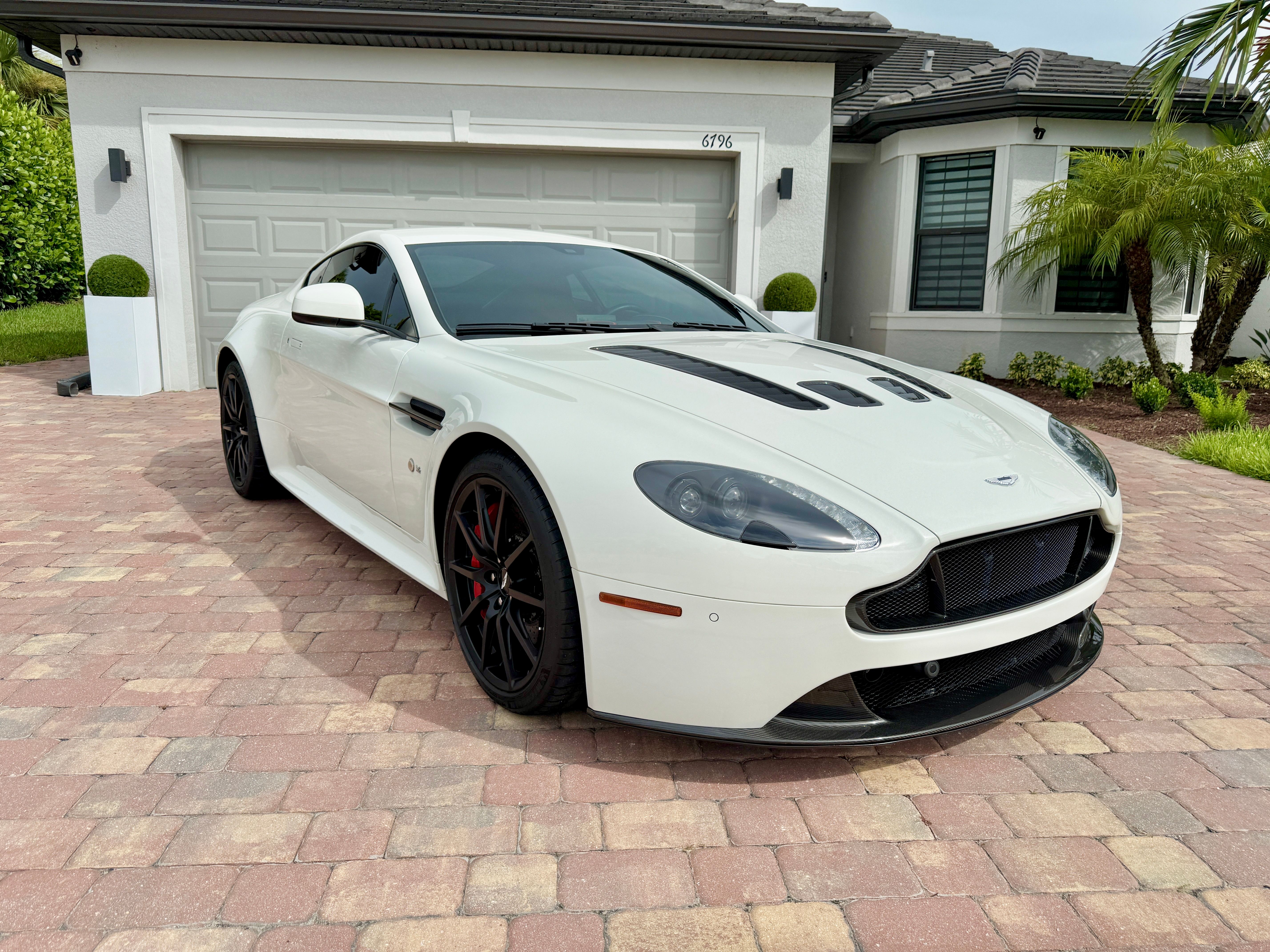 Used 2017 Aston Martin V12 Vantage S RWD image 1