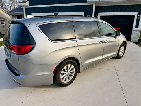 Used 2019 Chrysler Pacifica Touring Plus image 5