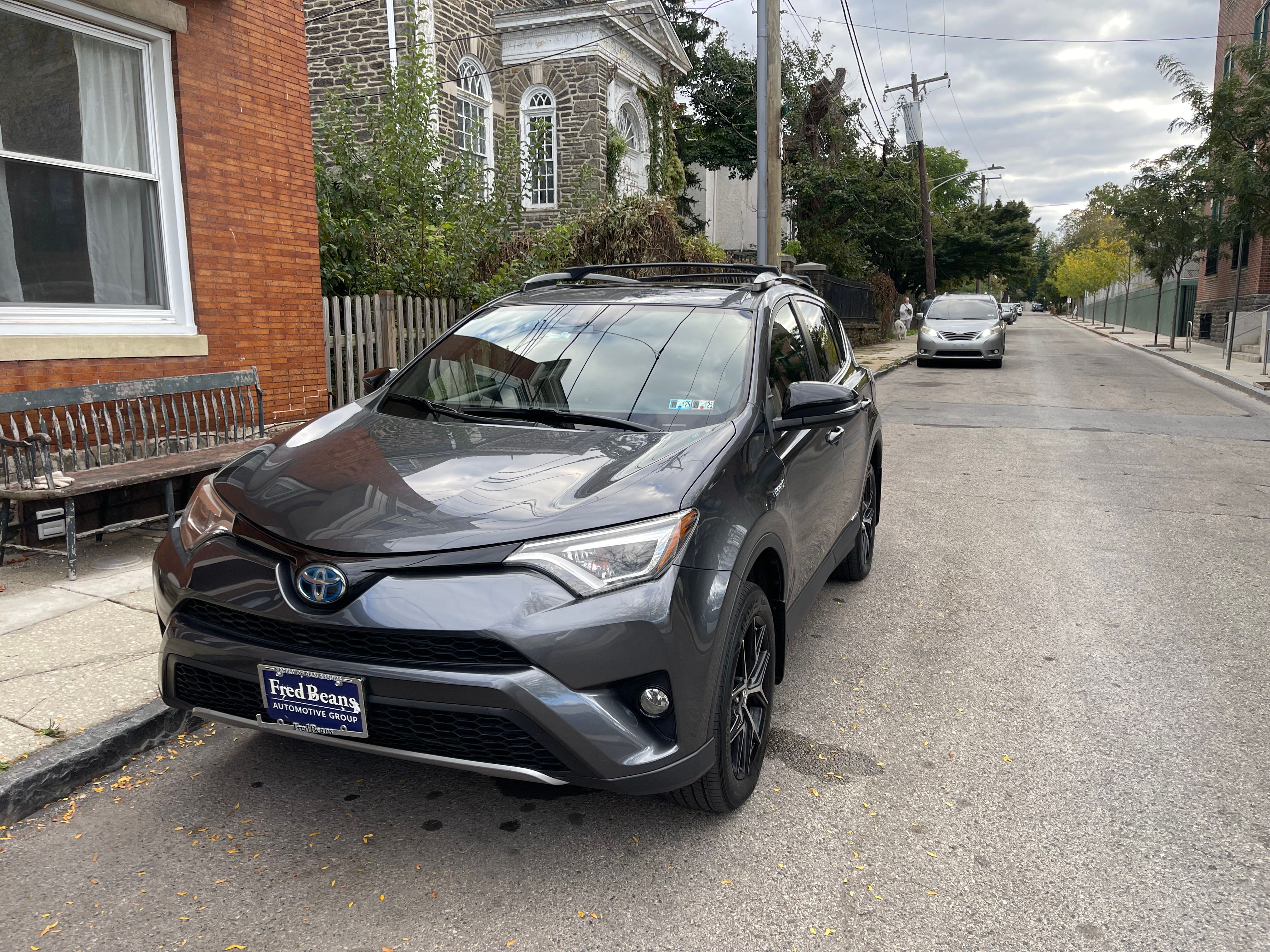 Used 2018 Toyota RAV4 SE AWD/4WD image 2