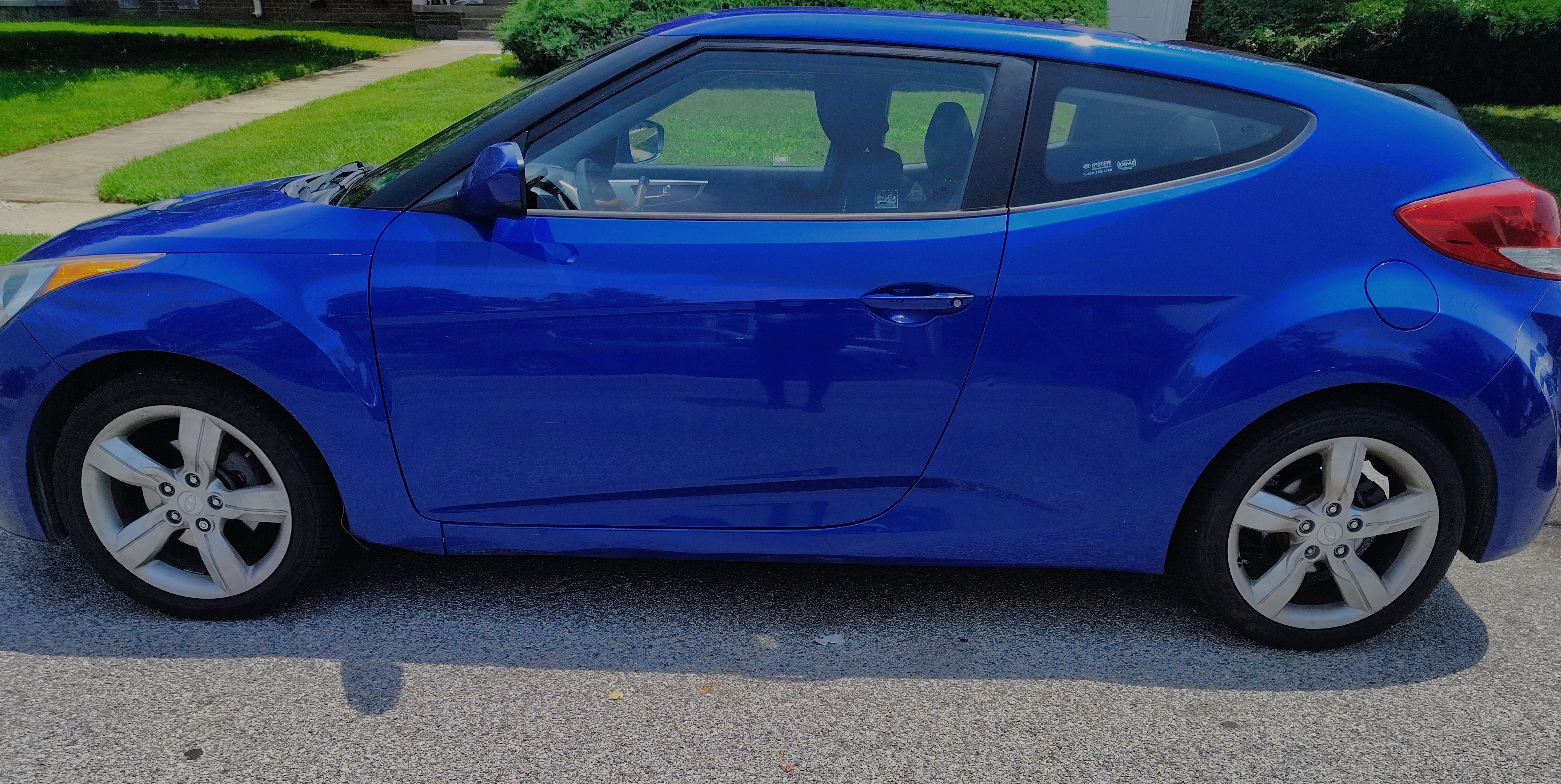Used 2012 Hyundai Veloster FWD image 2