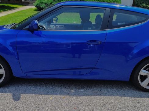 Used 2012 Hyundai Veloster FWD image 2