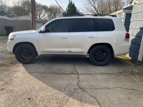 Used 2016 Toyota Land Cruiser image 2