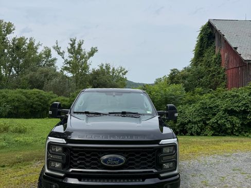 Used 2023 Ford F250 Lariat w/ Sport Appearance Package AWD/4WD image 4