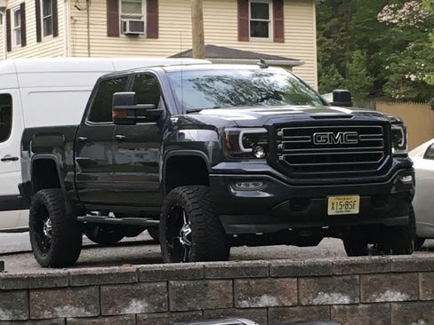 Used 2017 GMC Sierra 1500 SLE image 1