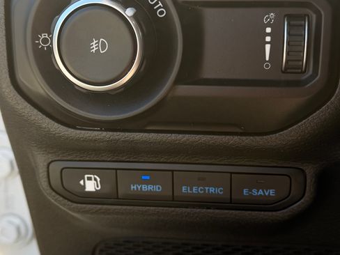 Used 2023 Jeep Wrangler Unlimited Sahara w/ Cold Weather Group AWD/4WD image 18