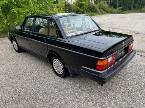 Used 1993 Volvo 240 Sedan RWD image 2