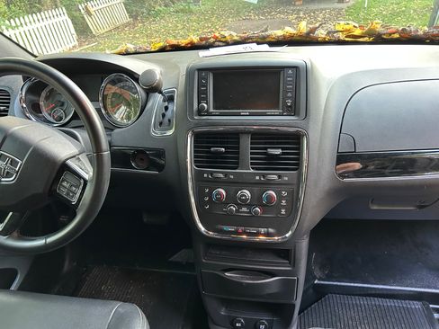 Used 2016 Dodge Grand Caravan SXT image 2