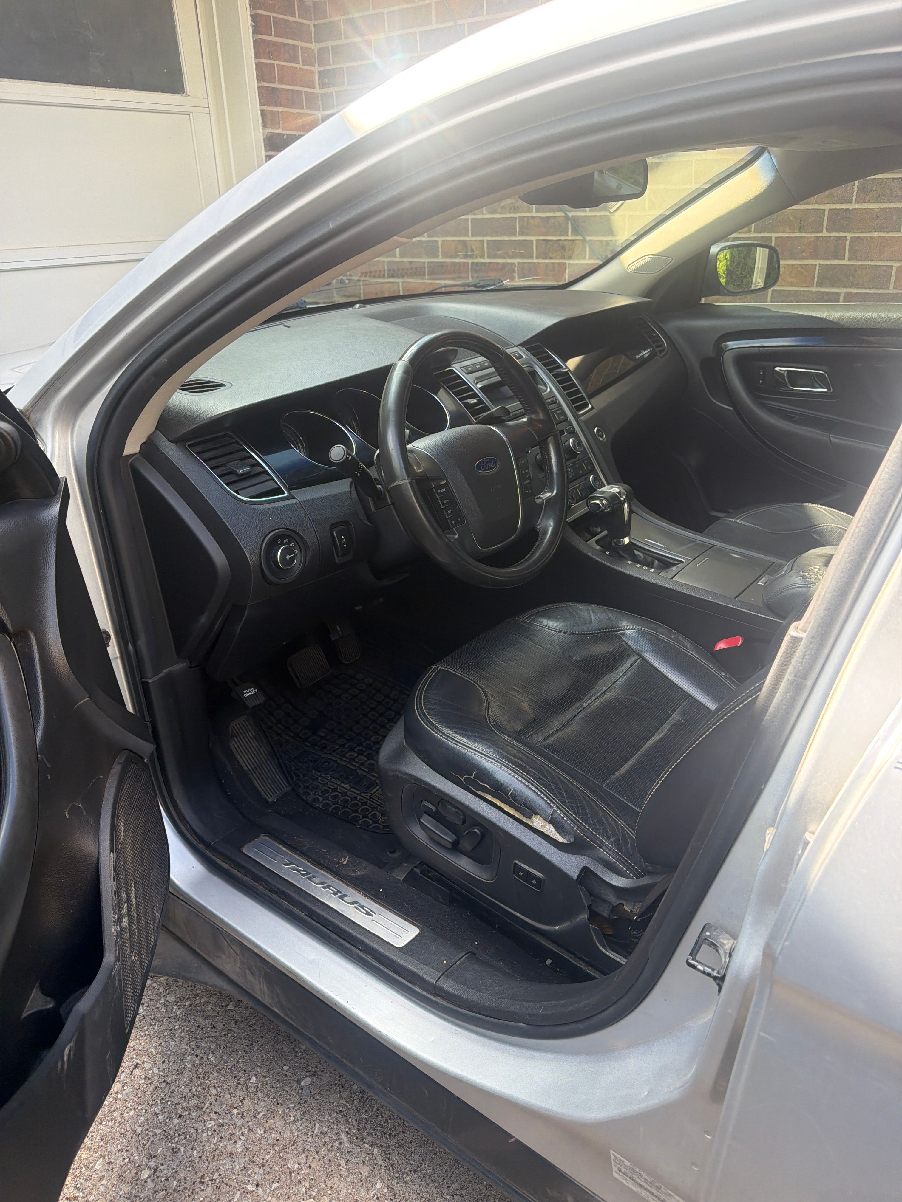 Used 2010 Ford Taurus Limited FWD image 5
