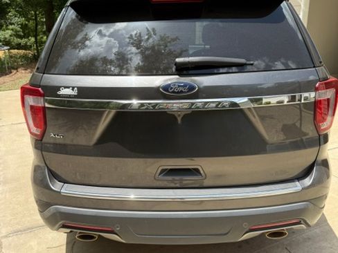 Used 2018 Ford Explorer XLT w/ Equipment Group 201A FWD image 5