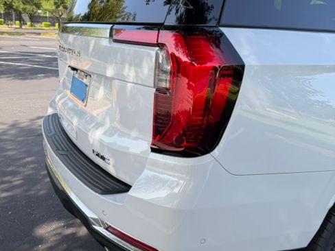 Used 2026 GMC Yukon Denali w/ Sun & Power Step Package AWD/4WD image 6