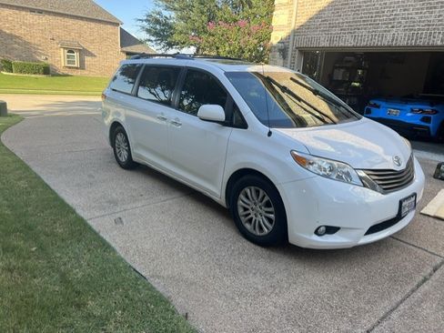 Used 2014 Toyota Sienna XLE w/ Entertainment Package FWD image 1