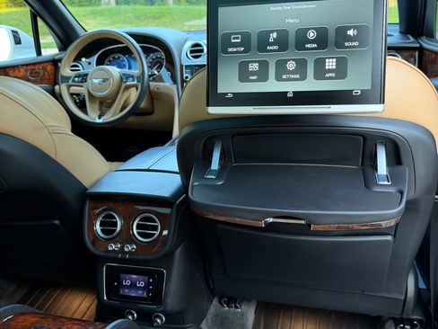 Used 2017 Bentley Bentayga AWD/4WD image 20