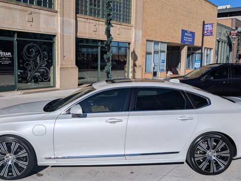 Used 2023 Volvo S90 T8 Ultimate image 2