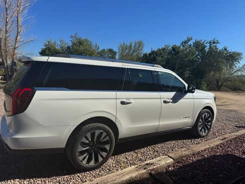 Used 2025 Ford Expedition Max Platinum w/ Driver's Package image 2