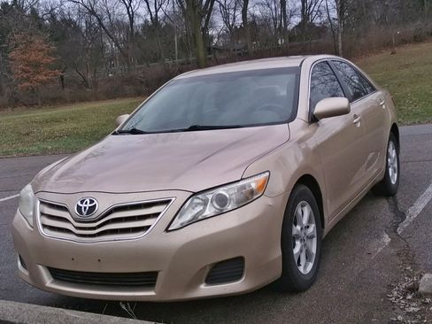 Used 2011 Toyota Camry LE image 29