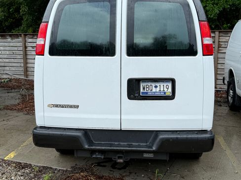 Used 2022 Chevrolet Express 2500 w/ Driver Convenience Package image 4