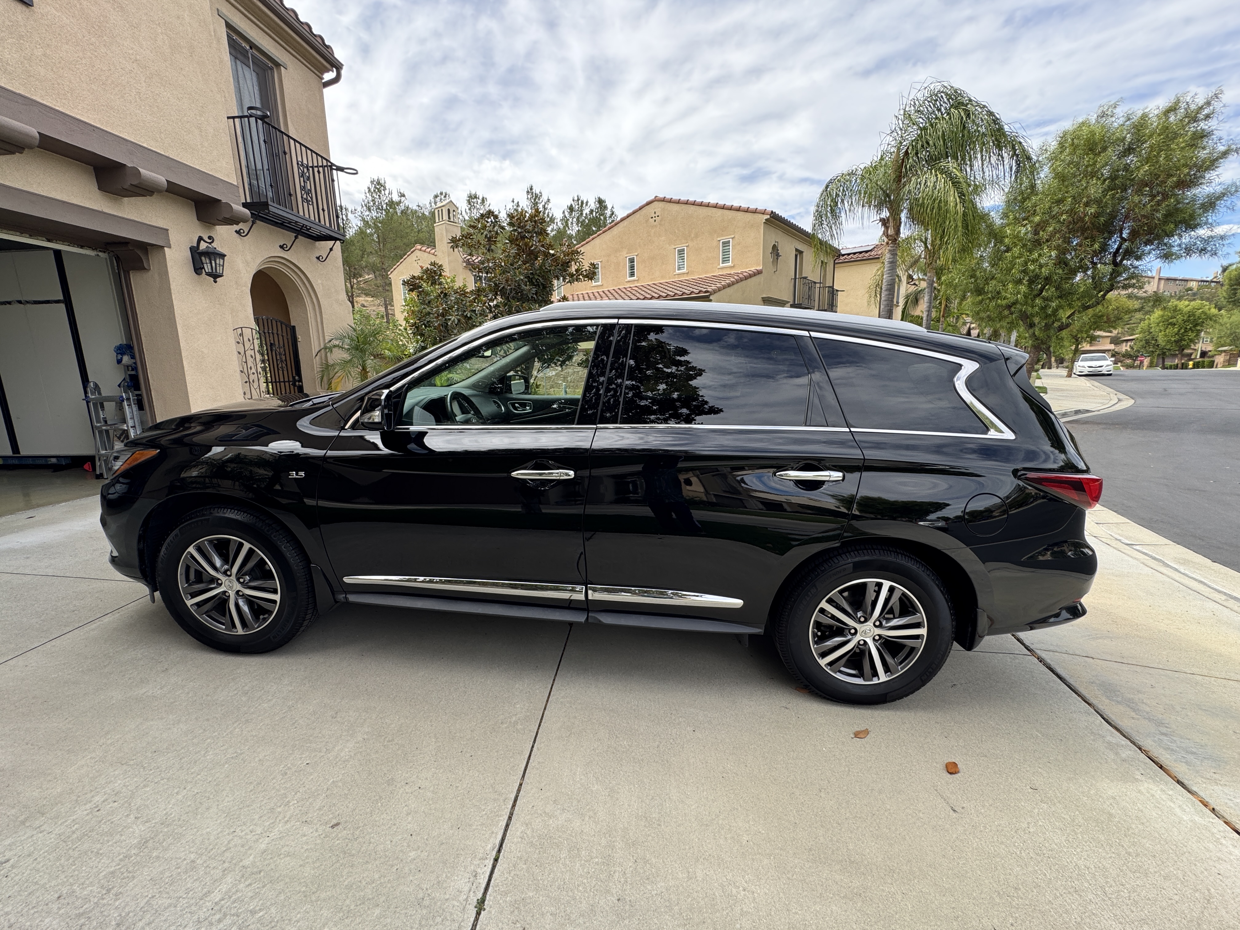 Used 2017 INFINITI QX60 Luxe w/ Premium Plus Package AWD/4WD image 18