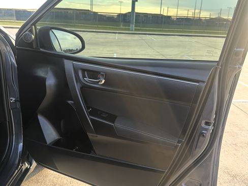 Used 2018 Toyota Corolla L image 17