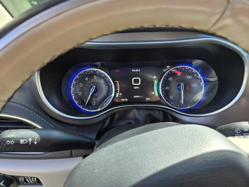 Used 2019 Chrysler Pacifica Limited w/ Tire & Wheel Group FWD image 8