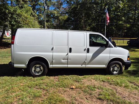 Used 2018 Chevrolet Express 2500 w/ Driver Convenience Package image 2