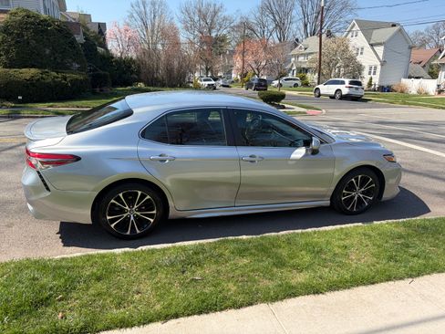 Used 2018 Toyota Camry SE image 2
