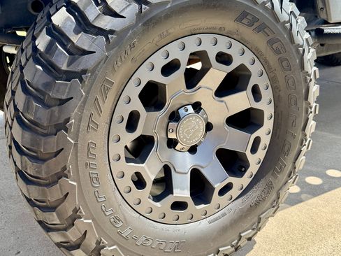 Used 2015 Jeep Wrangler Unlimited Rubicon w/ Connectivity Group AWD/4WD image 9