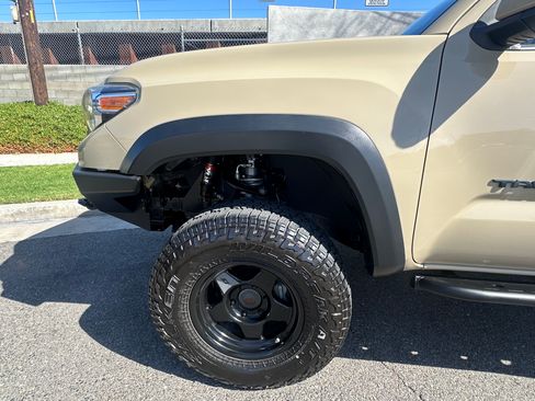 Used 2016 Toyota Tacoma TRD Off-Road w/ Towing Package image 4