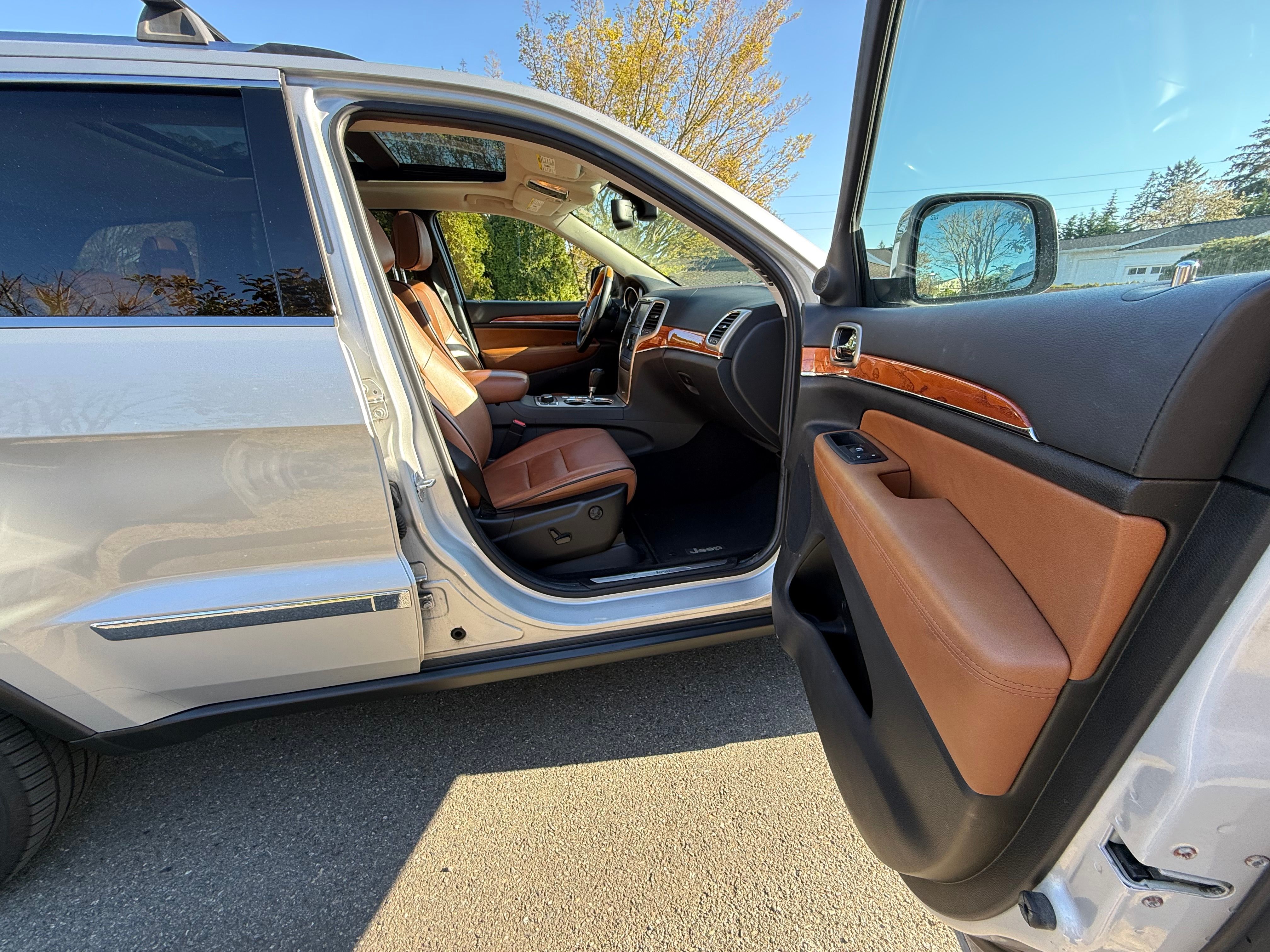 Used 2013 Jeep Grand Cherokee Overland AWD/4WD image 6