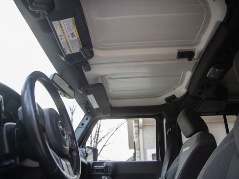 Used 2016 Jeep Wrangler Unlimited Sahara image 16