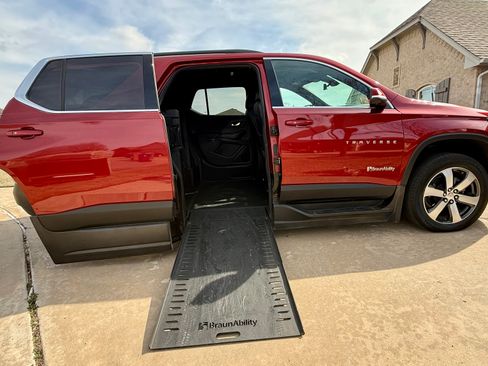 Used 2022 Chevrolet Traverse LT w/ LT Premium Package image 1