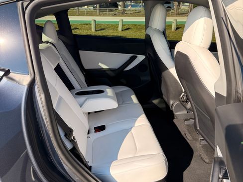 Used 2022 Tesla Model Y Long Range image 4