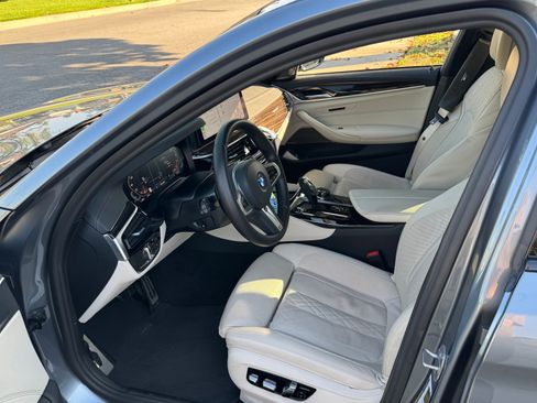 Used 2022 BMW M550i xDrive w/ Executive Package image 8