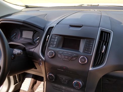 Used 2019 Ford Edge SE image 16