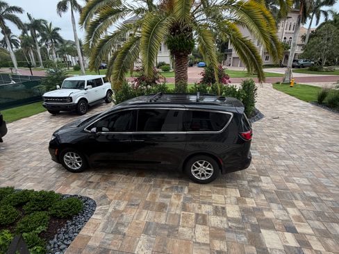 Used 2022 Chrysler Pacifica Touring-L FWD image 4