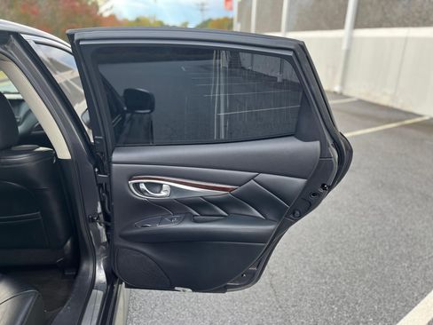 Used 2011 INFINITI M56 w/ Sport Pkg image 18