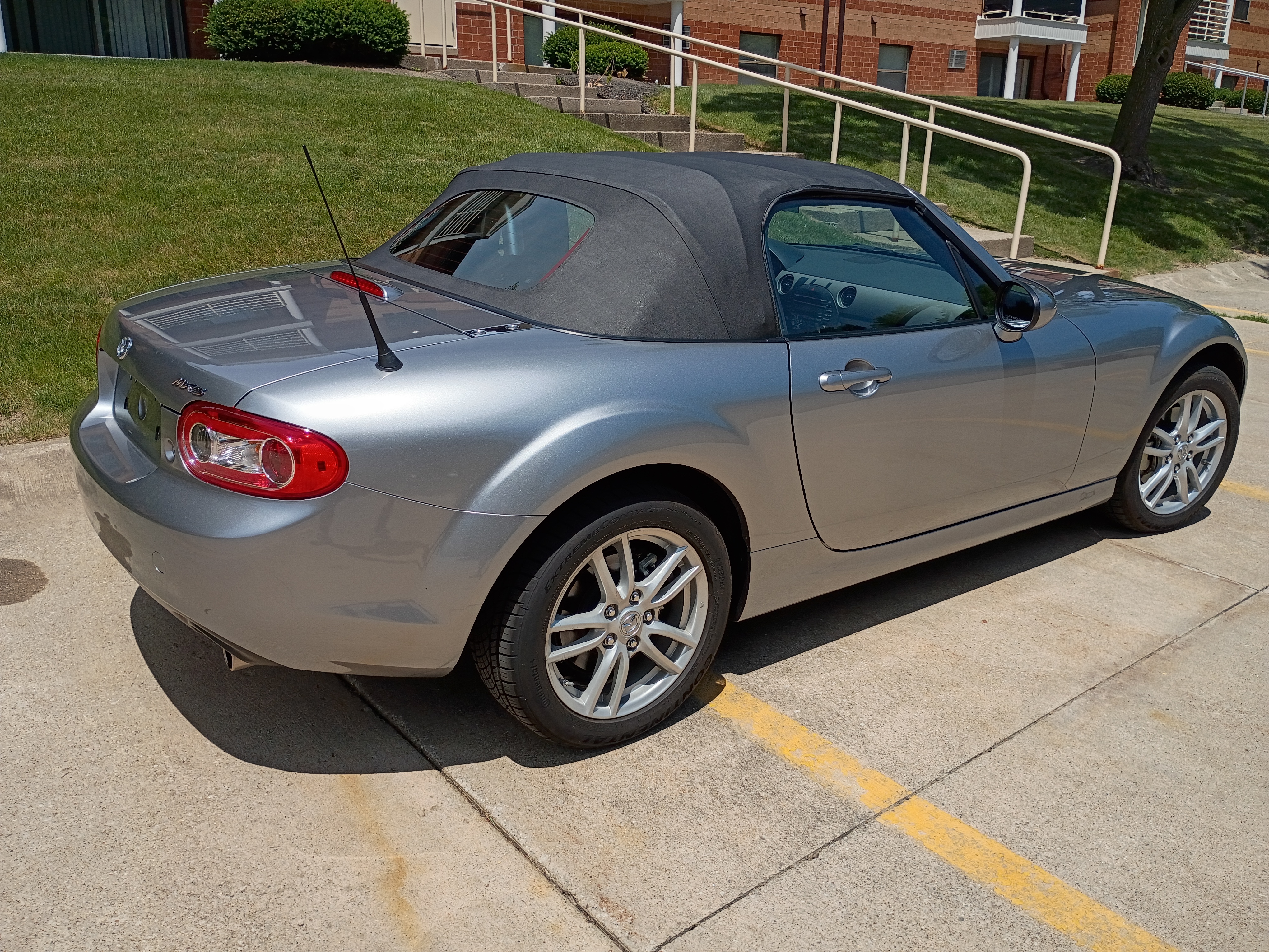 Used 2010 MAZDA MX-5 Miata Sport RWD image 12