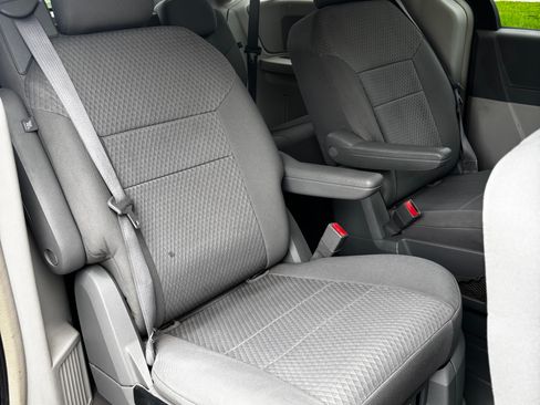 Used 2008 Chrysler Town & Country LX FWD image 13