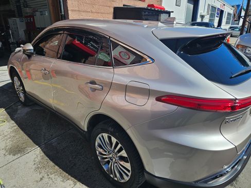 Used 2021 Toyota Venza XLE w/ Softex Package image 5