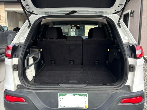 Used 2017 Jeep Cherokee Latitude w/ Comfort & Sound Group image 8