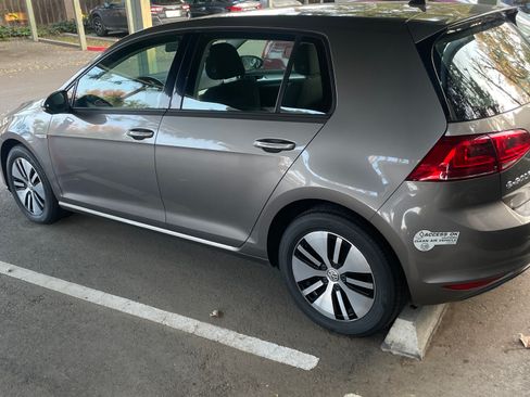Used 2016 Volkswagen e-Golf SE image 1