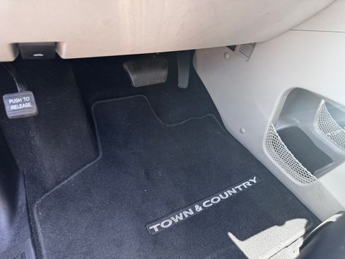 Used 2015 Chrysler Town & Country Touring-L w/ Driver Convenience Group FWD image 26